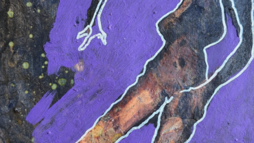 Schilderij met gescheurd magazinebeeld, paars acryl en witte stiftlijn op plaat, 30 × 50 cm.