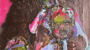 Abstract figuratief schilderij van een vrouw met twee kinderen, weergegeven in overlappende gezichten en gelaagde verfstructuren.