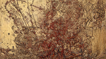 Abstract materieel onderzoek op canvas met klei, acryl en kit, waarin zwarte, rode en gouden lagen elkaar kruisen en sporen van krimp en textuur zichtbaar zijn.