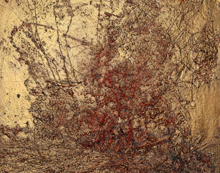 Abstract materieel onderzoek op canvas met klei, acryl en kit, waarin zwarte, rode en gouden lagen elkaar kruisen en sporen van krimp en textuur zichtbaar zijn.