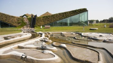 Detail van betonnen waterstructuren en sluisjes in het educatieve water-speelplein