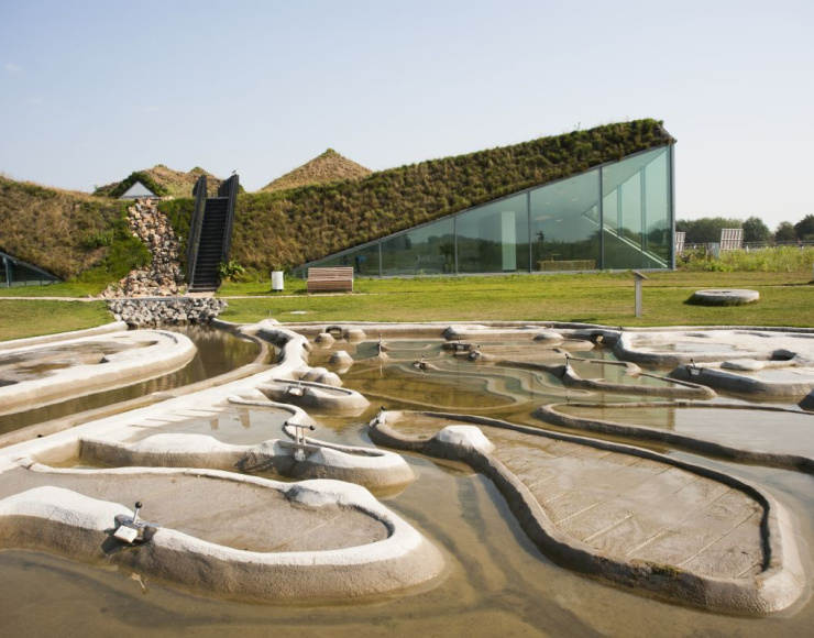 Detail van betonnen waterstructuren en sluisjes in het educatieve water-speelplein