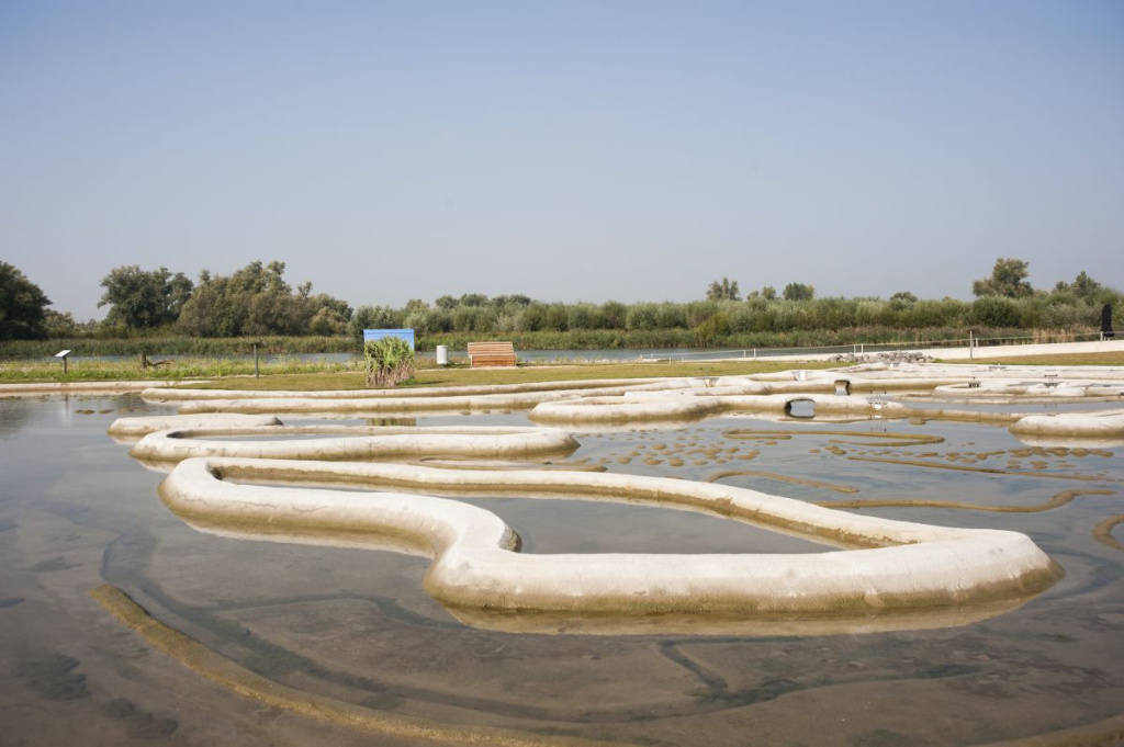 Water-speelplein als landschapsmaquette binnen het terrein van het Biesbosch MuseumEiland