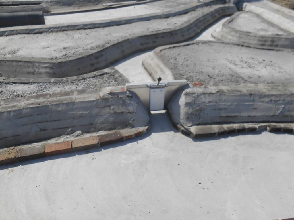 Detail van betonnen waterstructuren en sluisjes in het educatieve water-speelplein