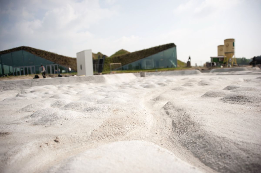 Esthetische eindafwerking van betonnen waterlopen in een educatief speelplein