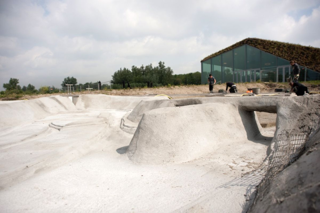 Maatwerk betonnen randen en hoogteverschillen in water-speelplein
