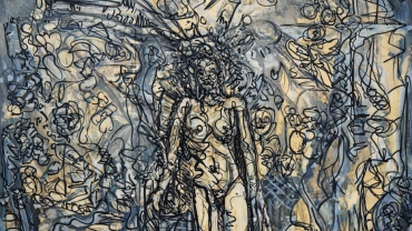 Abstracte schildering op houten paneel met een centrale figuur, opgebouwd uit geschilderde lagen in grijs- en zandtinten, met een expressieve zwarte stifttekening over het gehele oppervlak.