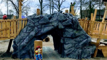 Sculpturale betonnen rots als speelelement bij Speeltuin ’t Kwekkeltje