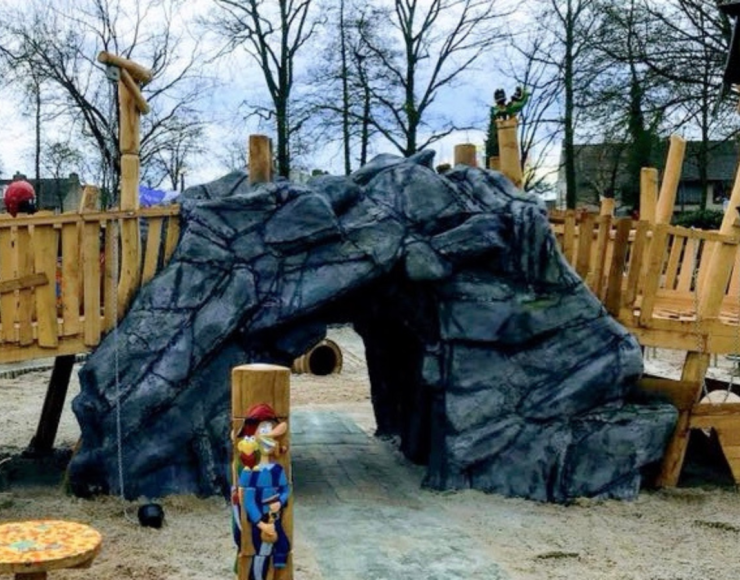 Sculpturale betonnen rots als speelelement bij Speeltuin ’t Kwekkeltje