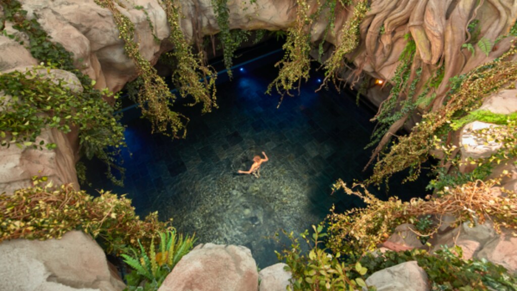 Zoutwaterbad in een cenote grot