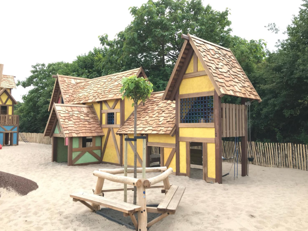 Detail van stucwerk en houten dakleien op speelhuisjes in Alpenspeeltuin SnowWorld