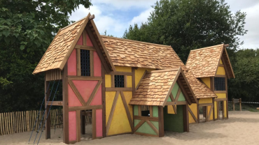 Thematische speelhuisjes in Alpenstijl met stucwerk en houten dakleien bij de Alpenspeeltuin van SnowWorld Zoetermeer