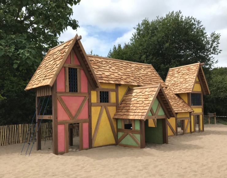 Thematische speelhuisjes in Alpenstijl met stucwerk en houten dakleien bij de Alpenspeeltuin van SnowWorld Zoetermeer