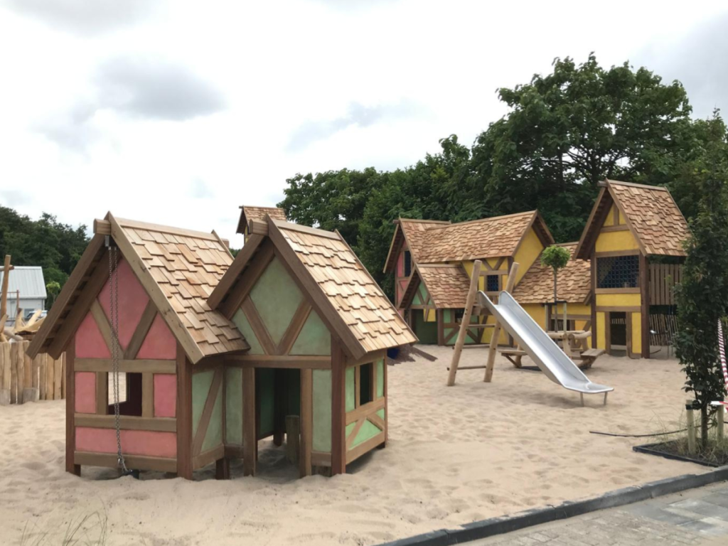 Thematische speelomgeving met Alpenhuisjes op het terrein van SnowWorld Zoetermeer