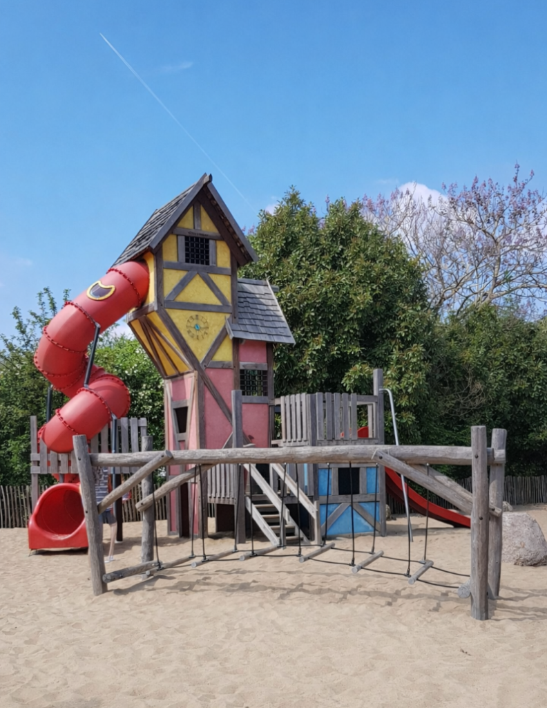 Speelhuisjes in Alpenstijl met ambachtelijk stucwerk en houten dakleien bij SnowWorld Zoetermeer