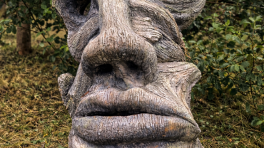 Betonnen sculptuur in de vorm van een abstract hoofd, opgebouwd rond een kern van gerecycled schuim, met een ruwe, gelaagde huid en zichtbare sporen van handmatige bewerking.