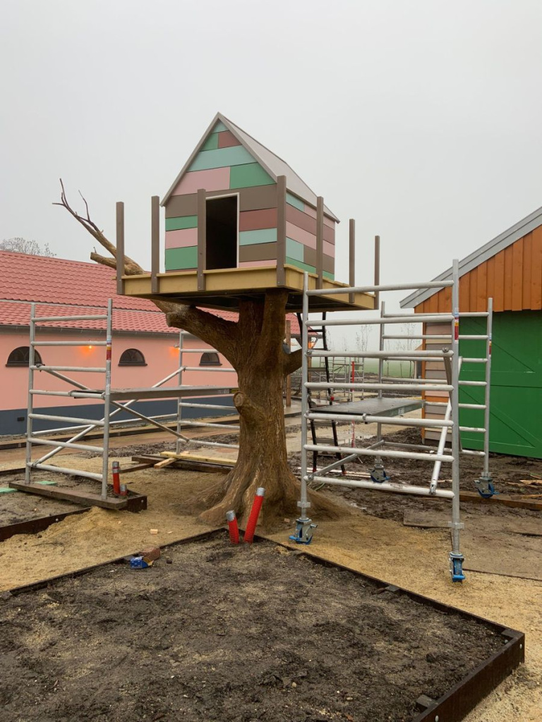 BRUUD-medewerkers brengen de betonnen afwerking aan op de gerecyclede schuimbasis van de boom voor de Fien en Teun boomhut.