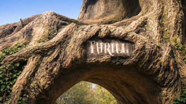 Entree van attractie YOY in Walibi, vormgegeven als betonnen boompoort met de tekst “THRILL”
