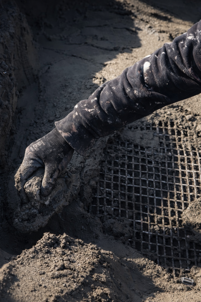 Handmatig aanbrengen en modelleren van beton bij een maatwerk waterval