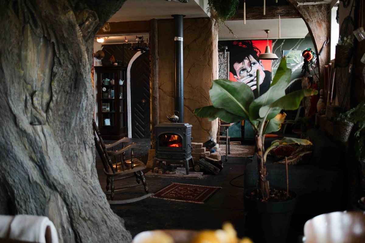 BRUUD showroom met rotsstructuren, sculpturen en betontexturen