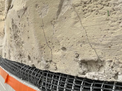 Schade en scheurvorming in creatief betonwerk vóór restauratie door BRUUD-Care