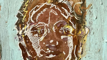 Abstract figuratief portret van een vrouwelijk gezicht, opgebouwd uit meerdere lagen verf met bronzen metallic accenten en getekende lijnen in stift, tegen een lichtblauwe achtergrond.