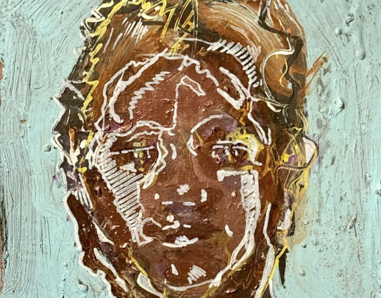 Abstract figuratief portret van een vrouwelijk gezicht, opgebouwd uit meerdere lagen verf met bronzen metallic accenten en getekende lijnen in stift, tegen een lichtblauwe achtergrond.
