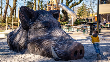 Krelis de Keiler betonnen kunstwerk en speelelement in de openbare ruimte van Nunspeet, kunstenaar Ruud Visser BRUUD