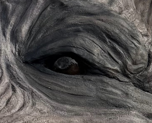 Detail van het oog van de betonnen keiler met zichtbare structuur en afwerking, BRUUD Nunspeet